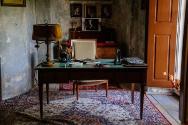 Şatonun içi. Masası ve koltuğu olan bir ofis. Antika lamba ve telefon. Duvarlarda resimler ve fotoğraflar var. Jezeri, Kuzey Bohemya, Çek Cumhuriyeti, 19 Eylül 2020