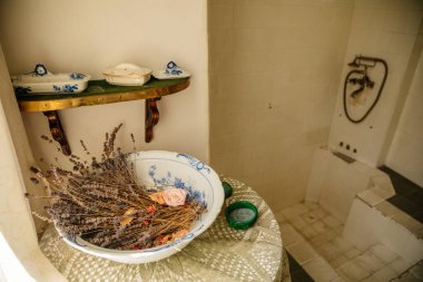 Şatonun içi. Banyoda kurutulmuş lavanta. Jezeri, Kuzey Bohemya, Çek Cumhuriyeti, 19 Eylül 2020