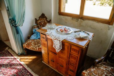 Şatonun içi. Yatak odasının içi, kadınlar için çekmeceler. Jezeri, Kuzey Bohemya, Çek Cumhuriyeti, 19 Eylül 2020