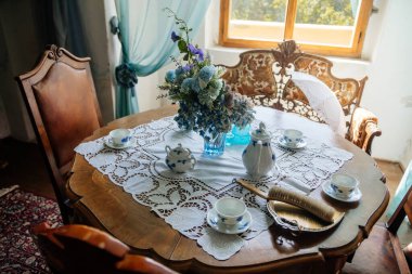 Şatonun içi. Masa ve sandalyeler. Eski çay takımı. Jezeri, Kuzey Bohemya, Çek Cumhuriyeti, 19 Eylül 2020