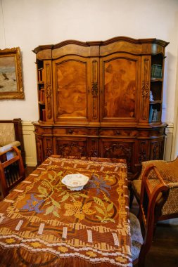 Şatonun içi. Oturma odası. Örgü masa örtüsü olan bir masa. Jezeri, Kuzey Bohemya, Çek Cumhuriyeti, 19 Eylül 2020