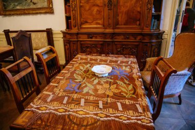 Şatonun içi. Oturma odası. Örgü masa örtüsü olan bir masa. Jezeri, Kuzey Bohemya, Çek Cumhuriyeti, 19 Eylül 2020