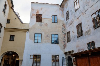 26 Eylül 2020 'de Güney Bohemya, Çek Cumhuriyeti' nde Cesky Krumlov 'un merkezinde gül resmi bulunan sgraffito tekniğiyle Rönesans Tarihi Evi 