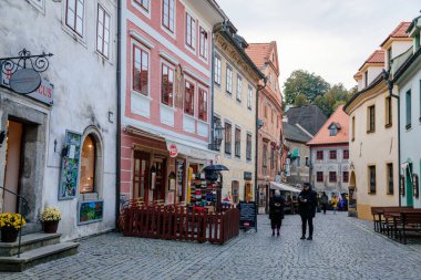 Cesky Krumlov, Güney Bohemya, Çek Cumhuriyeti 'nin merkezinde renkli Rönesans tarihi binaları olan ortaçağ dar caddesi, 26 Eylül 2020