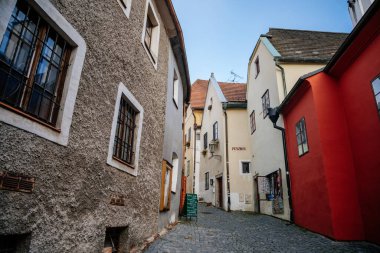 Cesky Krumlov, Güney Bohemya, Çek Cumhuriyeti 'nin merkezinde renkli Rönesans tarihi binaları olan ortaçağ dar caddesi, 26 Eylül 2020