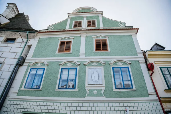 Groen Kleurrijk Renaissance Historisch Huis Met Een Foto Van Maagd — Stockfoto