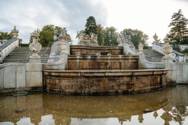 Şato Bahçesi 'ndeki şelale, Cesky Krumlov, Güney Bohemya, Çek Cumhuriyeti, 26 Eylül 2020