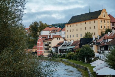 Cesky Krumlov, Güney Bohemya 'daki Vltava nehri boyunca uzanan tarihi renkli binalar, 26 Eylül 2020