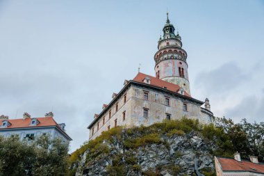 Cesky Krumlov, Güney Bohemya 'daki kale kulesinin güzel manzarası, Çek Cumhuriyeti, 26 Eylül 2020