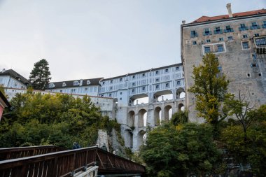 Üç katlı kemerli köprü, Cesky Krumlov Kalesi, Güney Bohemya, Çek Cumhuriyeti, 26 Eylül 2020