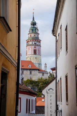 Cesky Krumlov, Güney Bohemya 'daki kale kulesinin güzel manzarası, Çek Cumhuriyeti, 26 Eylül 2020