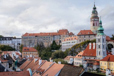 Astar kulesi ve eski St. Jodock Kilisesi (St. Jodock Kilisesi), Cesky Krumlov, Güney Bohemya, Çek Cumhuriyeti, 26 Eylül 2020