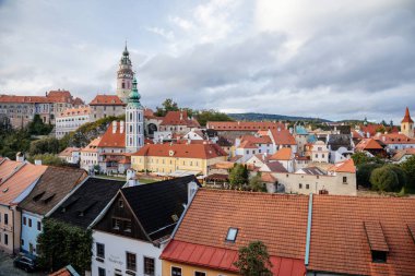 Astar kulesi ve eski St. Jodock Kilisesi (St. Jodock Kilisesi), Cesky Krumlov, Güney Bohemya, Çek Cumhuriyeti, 26 Eylül 2020