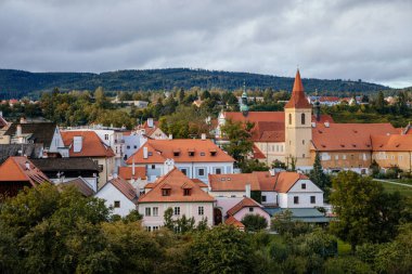 Cesky Krumlov, Güney Bohemya, Çek Cumhuriyeti 'ndeki Minorite Manastırı' nın güzel panoramik manzarası, 26 Eylül 2020