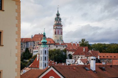Astar kulesi ve eski St. Jodock Kilisesi (St. Jodock Kilisesi), Cesky Krumlov, Güney Bohemya, Çek Cumhuriyeti, 26 Eylül 2020