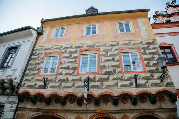チェコスキー クルムロフ 南ボヘミア チェコ共和国 2020年9月26日の中央にバラの絵とSgraffito技術のルネッサンスの歴史的な家 — ストック写真