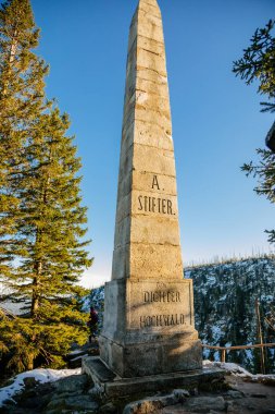Adalbert Stifter 'in Bohem Ormanı' ndaki Plesne Gölü üzerindeki Plockenstein (Plechy) dağındaki taş heykeli, Sumava milli parkı, Nova Pec, Çek Cumhuriyeti, 27 Eylül 2020