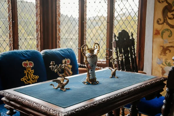 Intérieur Château Bougeoirs Forme Dragon Vase Chinois Sur Une Table — Photo