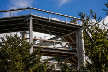 Treetop Walkway (Stezka korunami stromu) güneşli bir günde Lipno nad Vltavou, Güney Bohemya, Çek Cumhuriyeti, 27 Eylül 2020