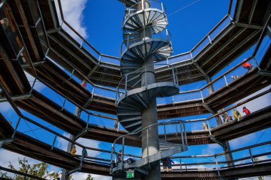 Treetop Walkway (Stezka korunami stromu) güneşli bir günde Lipno nad Vltavou, Güney Bohemya, Çek Cumhuriyeti, 27 Eylül 2020
