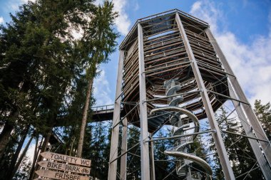 Treetop Walkway (Stezka korunami stromu) güneşli bir günde Lipno nad Vltavou, Güney Bohemya, Çek Cumhuriyeti, 27 Eylül 2020