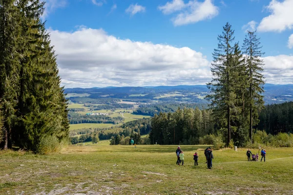 Touristen Beim Wandern Den Bergen Die Bäume Des Nationalparks Sumava — Stockfoto