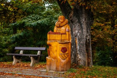 Vimperk (Winterberg) kalesi yakınlarındaki Vilem Rozmberk 'in oyulmuş ahşap heykeli Sumava, Güney Bohemya, Çek Cumhuriyeti, 28 Eylül 2020
