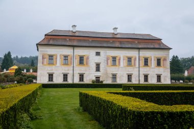 Devlet Şatosu Kratochvile, Rönesans evi suluboya tarzda çevrili bir park ve su hendeği Güney Bohemya, Çek Cumhuriyeti, 28 Eylül 2020