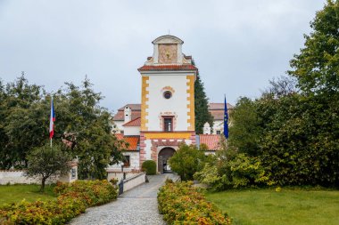 Devlet Şatosu Kratochvile, Rönesans evi suluboya tarzda çevrili bir park ve su hendeği Güney Bohemya, Çek Cumhuriyeti, 28 Eylül 2020