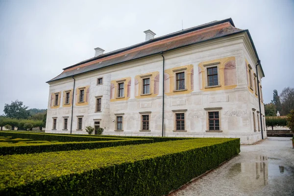 Pałac Państwowy Kratochvile Renesansowa Rezydencja Akwarelowym Stylu Otoczona Parkiem Fosą — Zdjęcie stockowe