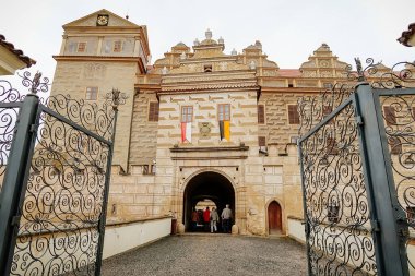 Rönesans Şatosu Horsovsky Tyn, 31 Aralık 2018 'de Yeni Yıl ve Noel için dekore edildi.