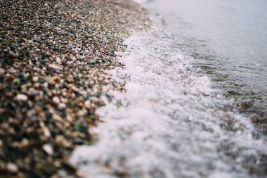 Birçok renkli taşlar yere. Deniz taşları