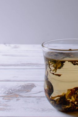 fincan yeşil çay ve çaydanlık Beyaz ahşap masa arka plan üzerinde. ışığı