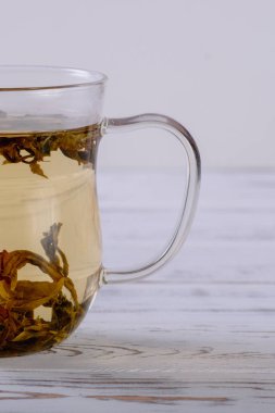 fincan yeşil çay ve çaydanlık Beyaz ahşap masa arka plan üzerinde. ışığı