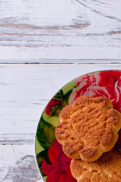 Печенье в блюдце на деревянном фоне приятно — стоковое фото