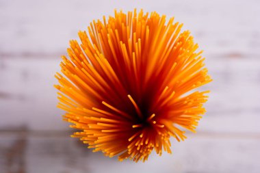 Beyaz ahşap arka plan güzel uzun makarna