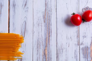 Beyaz ahşap arka plan güzel uzun makarna