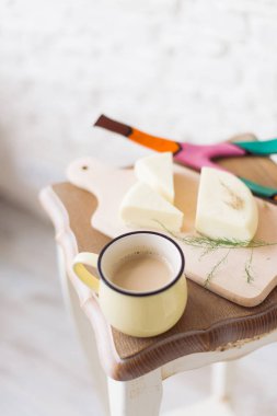 Ahşap sehpa ile fener ve rahat kanepe yastık ile. Oturma odası iç ve ev dekor kavramı. Tonlu görüntü