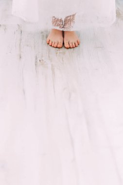 Yatak odası ahşap zemin üzerinde ayakta pozisyonda güzel kadın bacaklar