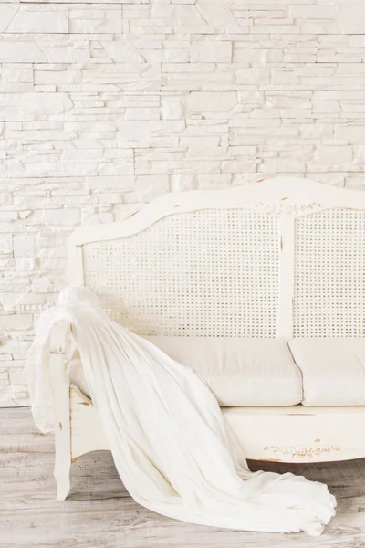 Brautkleid Auf Sofa — Stockfoto