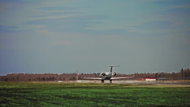 Das Flugzeug manövriert am Boden — Stockvideo