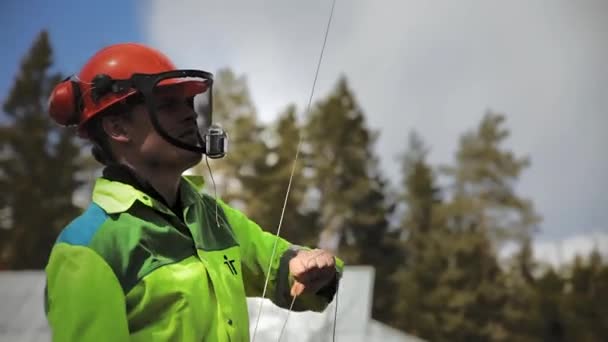 Arborist przygotowuje się do napręŜanie liny — Wideo stockowe