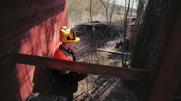 Arborist przygotowuje się do napręŜanie liny — Wideo stockowe