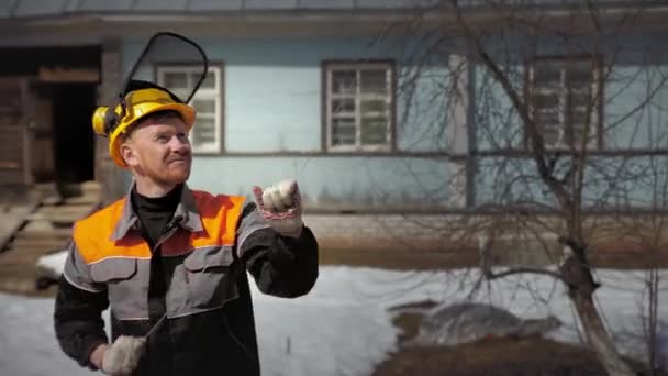 Arborist stretches rope to the top of the tree — Stock Video