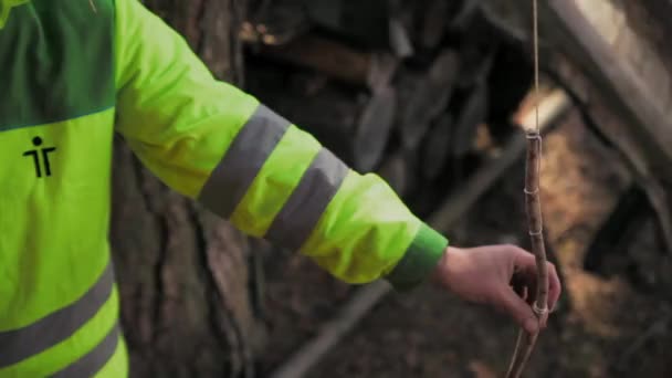 Arborist przygotowuje się do napręŜanie liny — Wideo stockowe