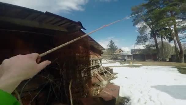 Ορειβάτης ελέγχει την αξιοπιστία του συστήματος για την κοπή ξύλου Pov — Αρχείο Βίντεο