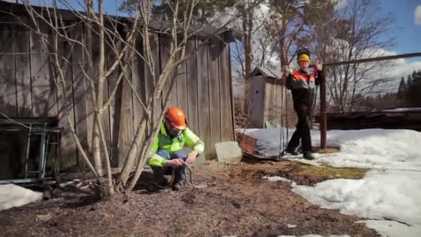 Bergsklättrare förbereder ett system för avverkning trädet — Stockvideo