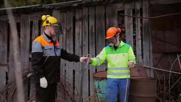 Klimmers verzamelen veiligheidssysteem — Stockvideo