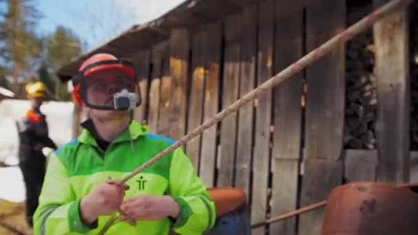 Houthakker verbindt het systeem voor het kappen van de boom samen — Stockvideo