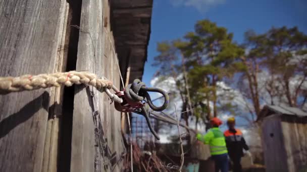 Close-up of the system for felling a tree. — Stock Video